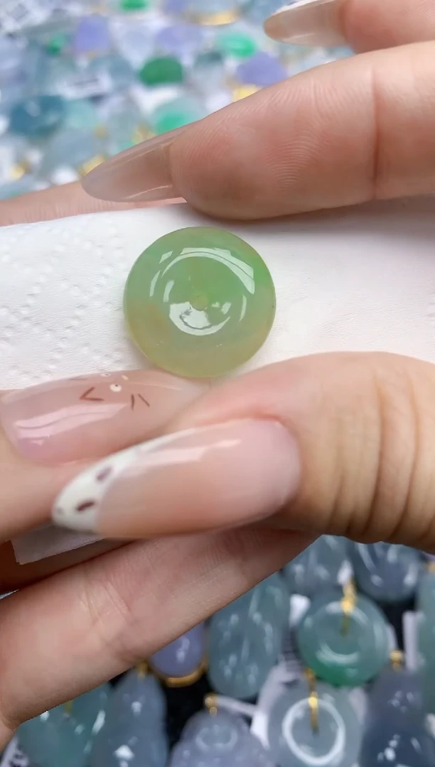 翡翠未镶嵌颈饰    天然翡翠A货