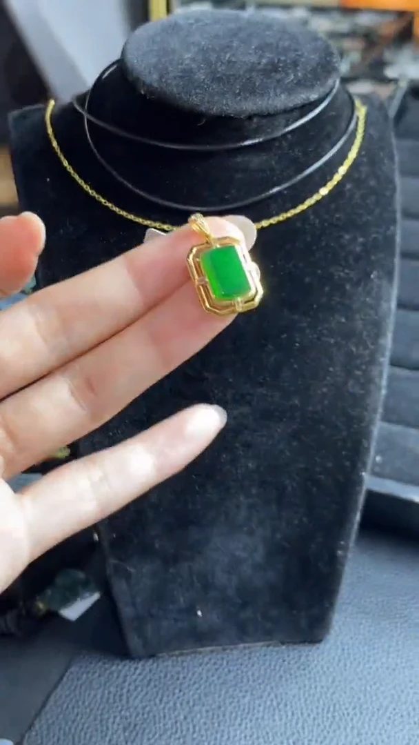 翡翠18K金镶嵌颈饰吊坠