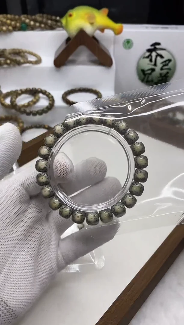 星月菩提手串189    绿包白10*9mm