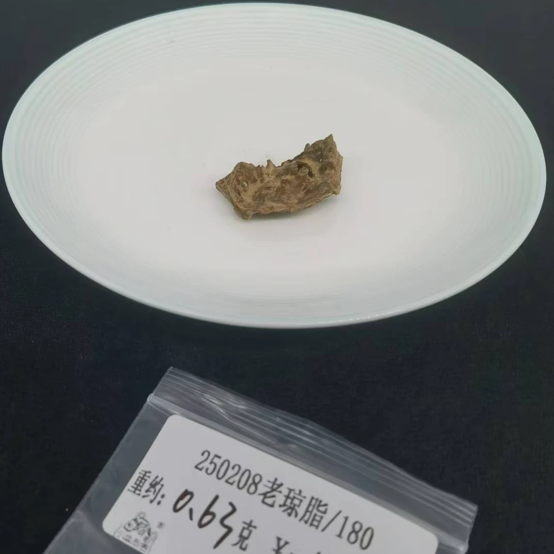 重约0.63克  250208老琼脂/180（料）天然木艺
