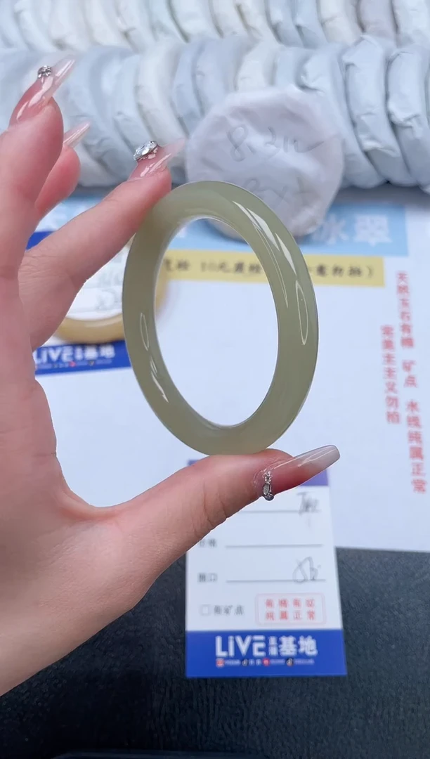 【闪购商品】石英质玉手镯未镶嵌T140-56