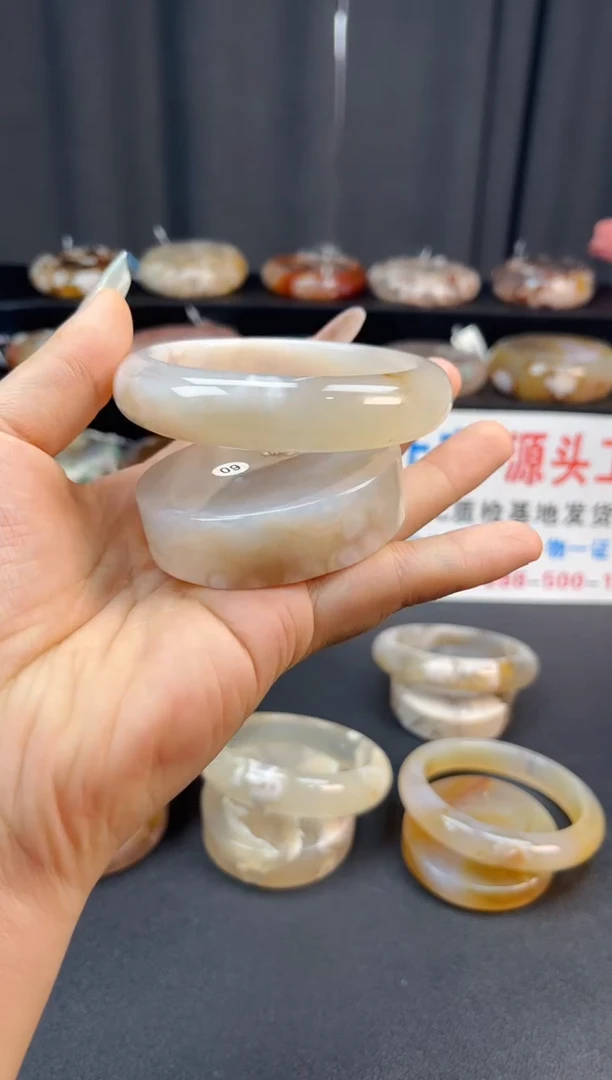 未镶嵌手镯石英质玉（60圈口）赠送镯心 无证书
