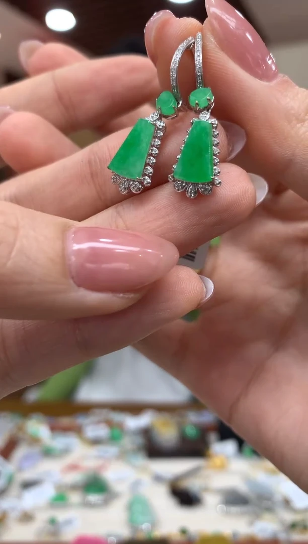 18K金镶嵌翡翠耳饰耳包