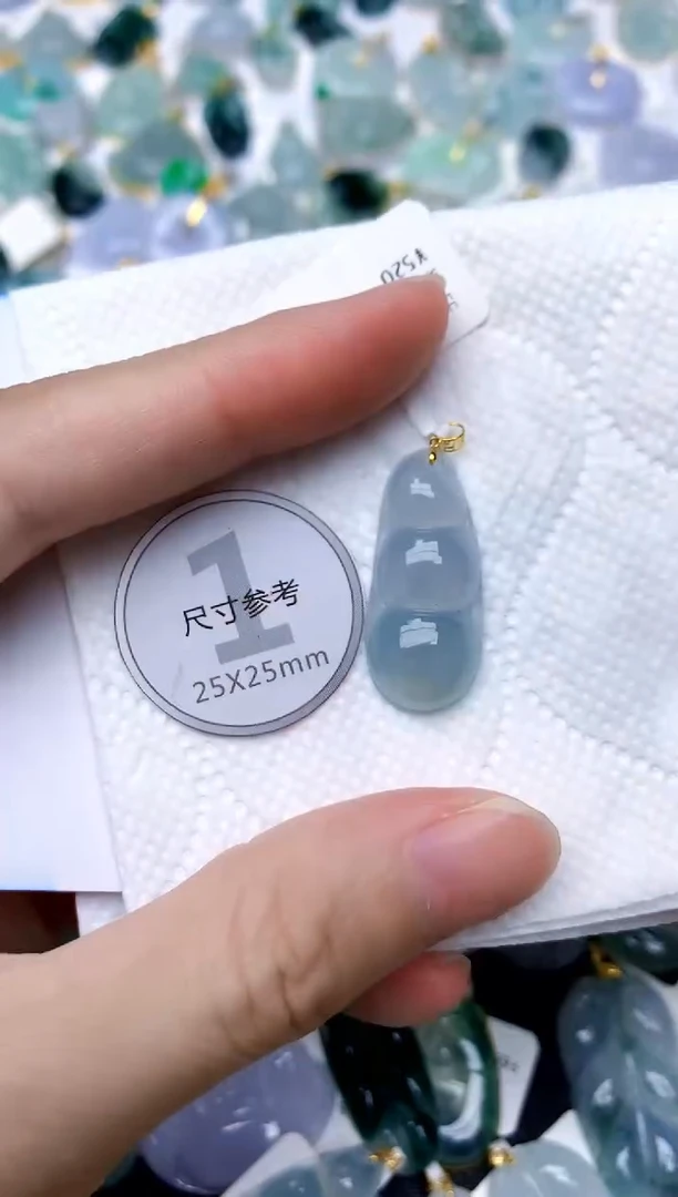 颈饰18K金镶嵌翡翠天然A货翡翠