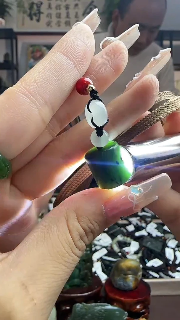 颈饰未镶嵌和田玉吊坠