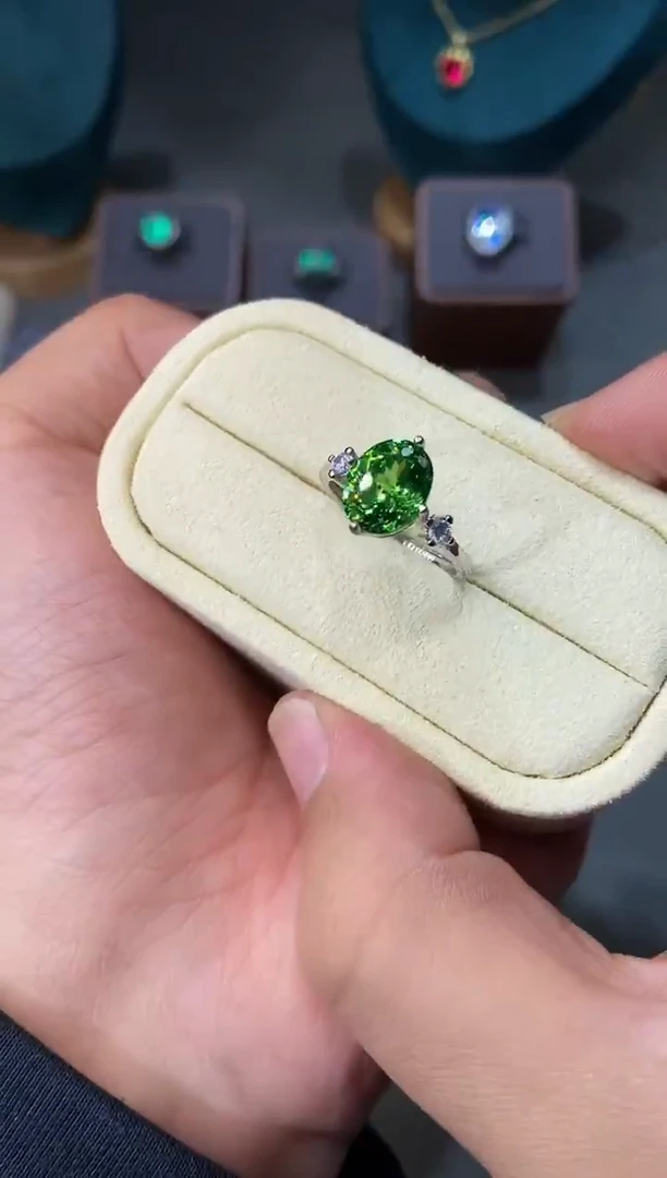 银S925镶嵌戒指石榴石（沙弗莱）......