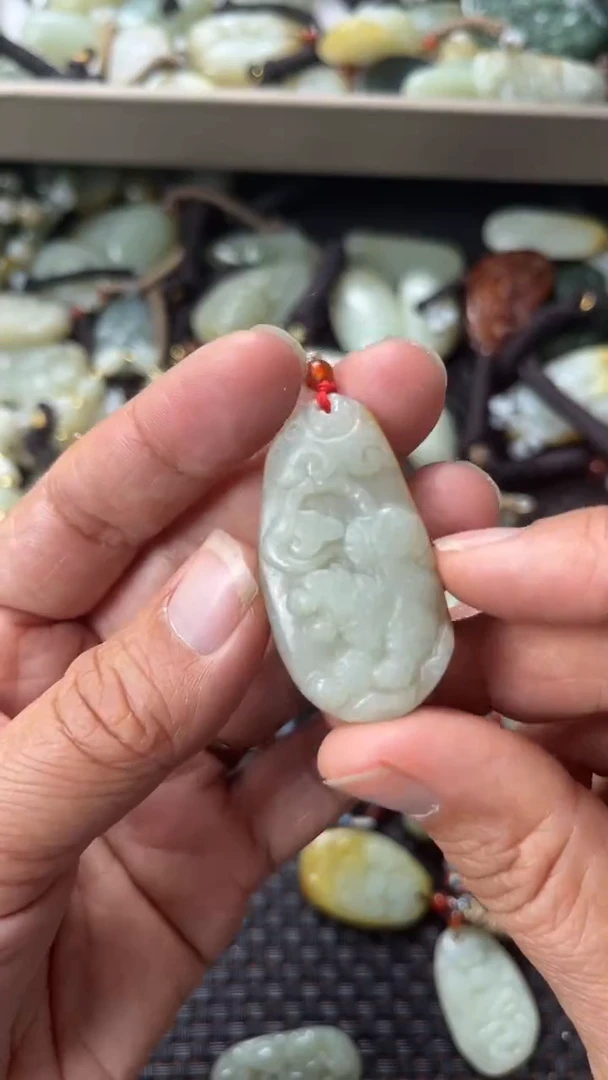 和田玉未镶嵌颈饰（多样性发一件）没有证书有瑕