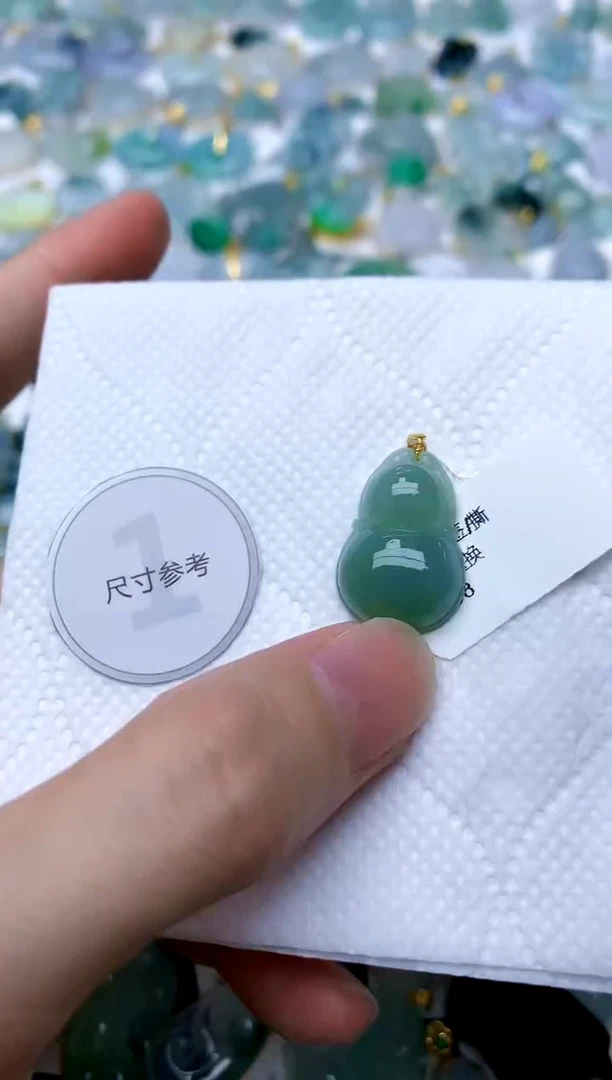 颈饰18K金镶嵌翡翠天然A货翡翠