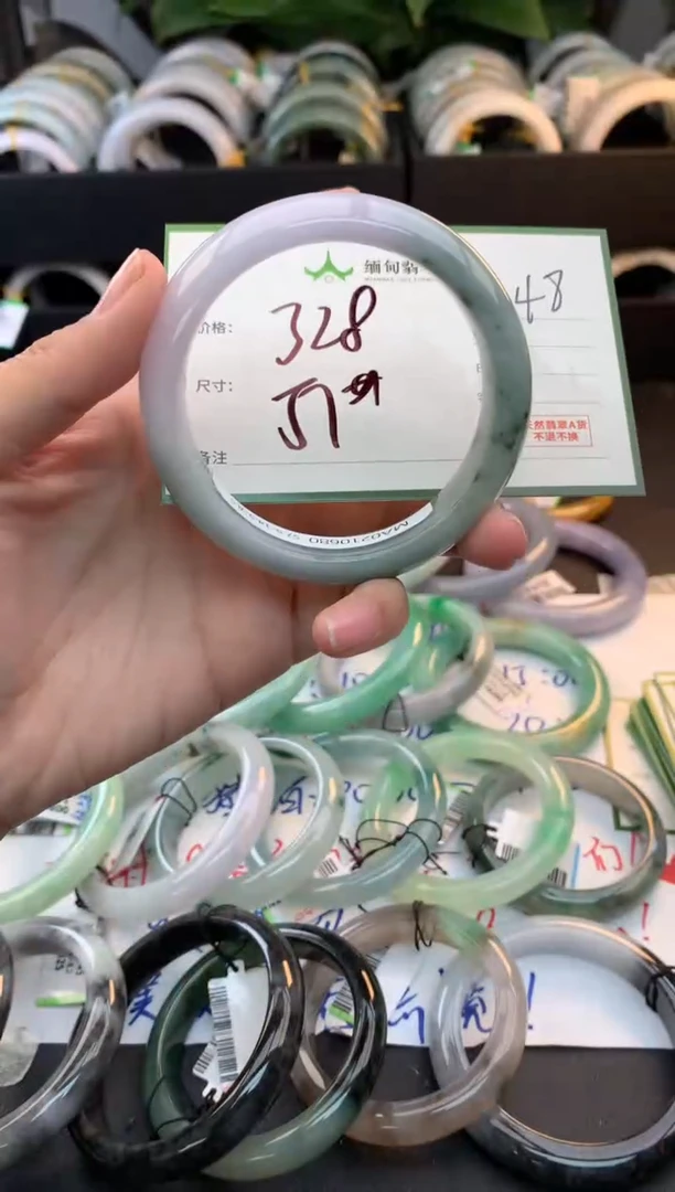 未镶嵌定制翡翠桃*?毛货需精细抛光+多人