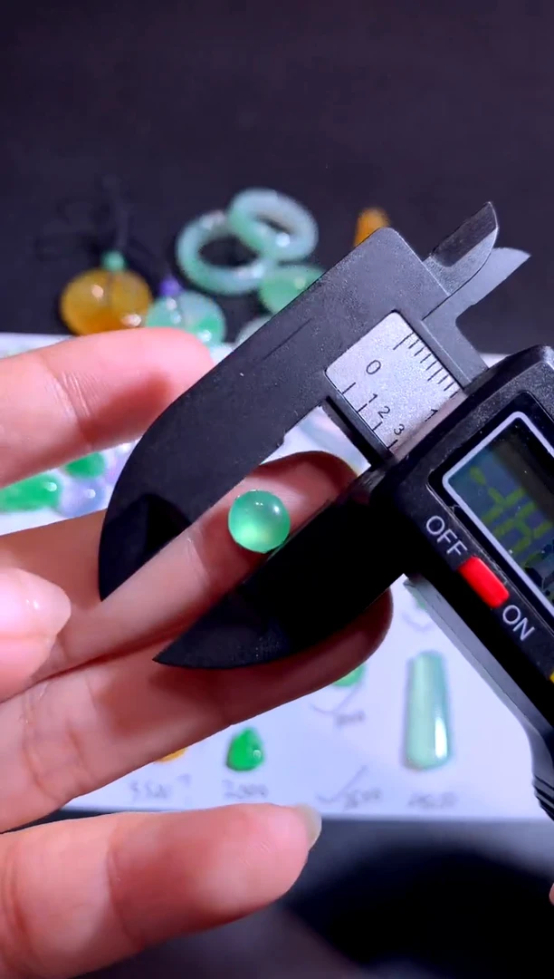 颈饰未镶嵌翡翠蛋面