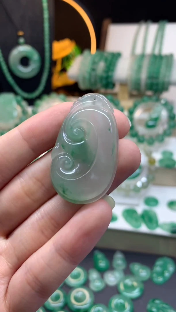 吊坠(不含链)未镶嵌石英质玉（非洲翠）如意放漏