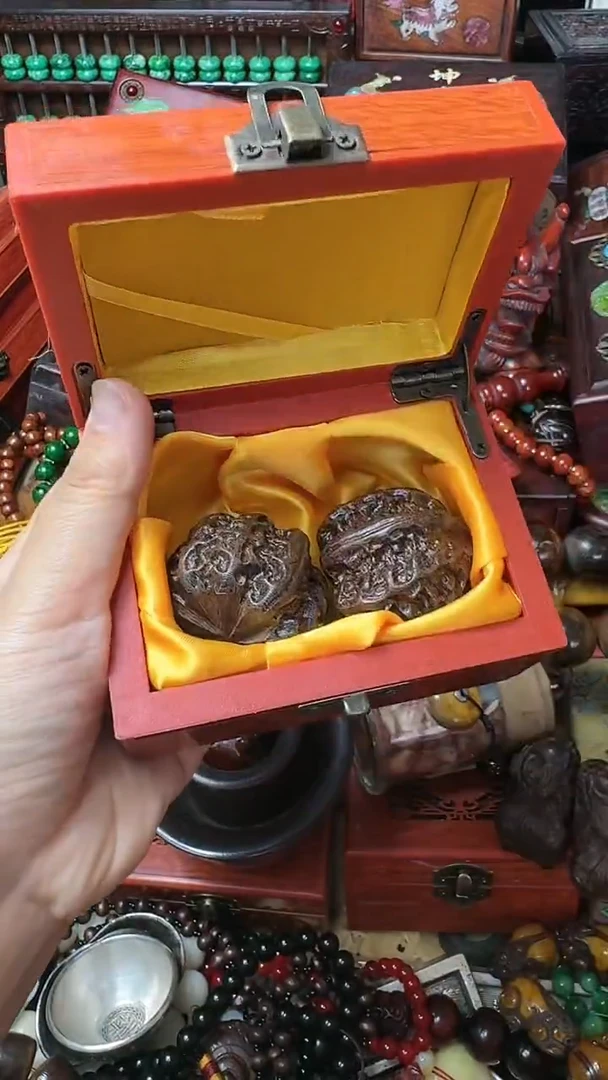 木盒奇楠香核桃一对