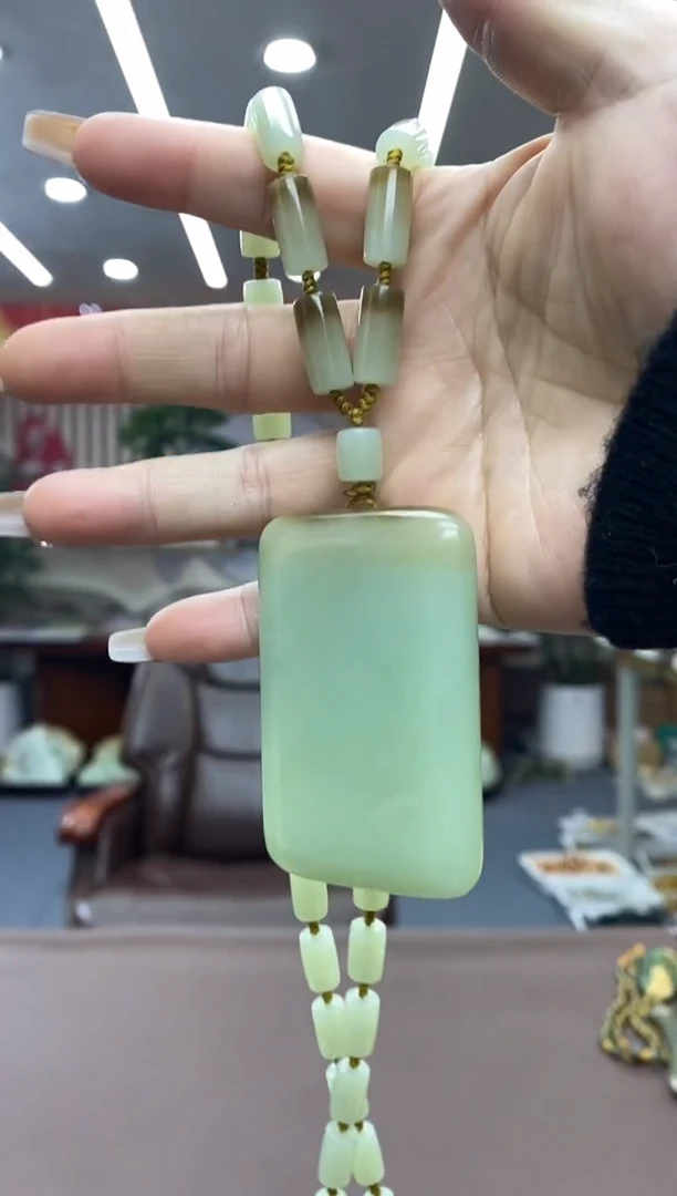 颈饰未镶嵌和田玉吊坠