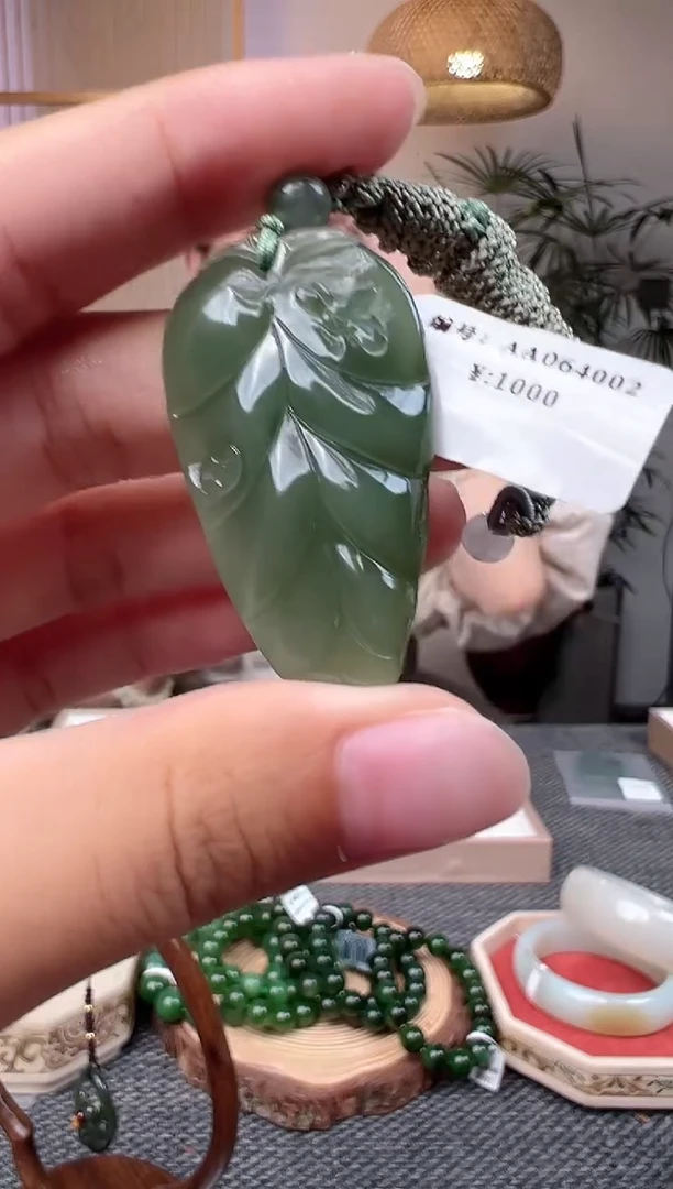 和田玉未镶嵌颈饰吊坠  AA