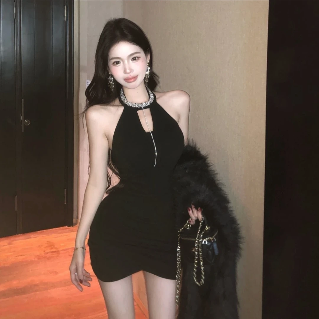 镂空重工挂脖连衣裙黑色紧身短裙纯欲收腰露背包臀裙子