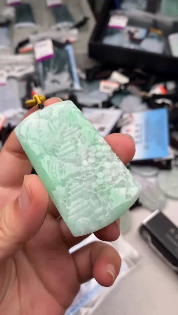 翡翠未镶嵌颈饰 多样性发其一