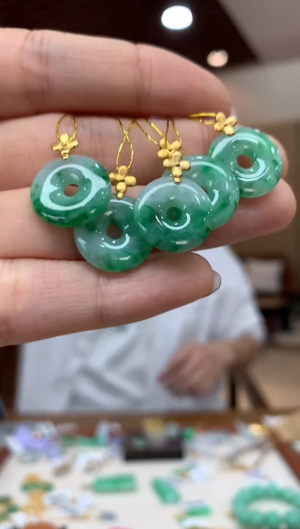 吊坠(不含链)18K金镶嵌翡翠平安扣多样性发货1件