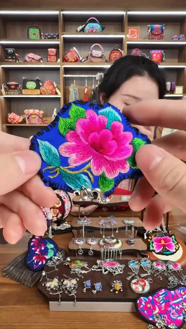 【闪购商品】织绣80蒙阿苏苗绣传承