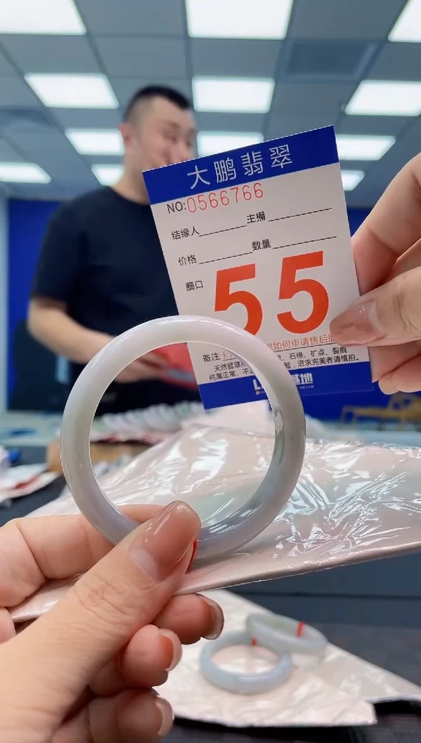 翡翠手镯未镶嵌AAAAAAAA