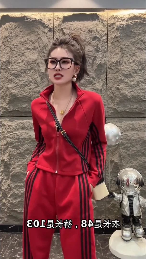 新款三道杠时尚运动套装炸街女神范儿修身显瘦2025新春阔腿拖地裤