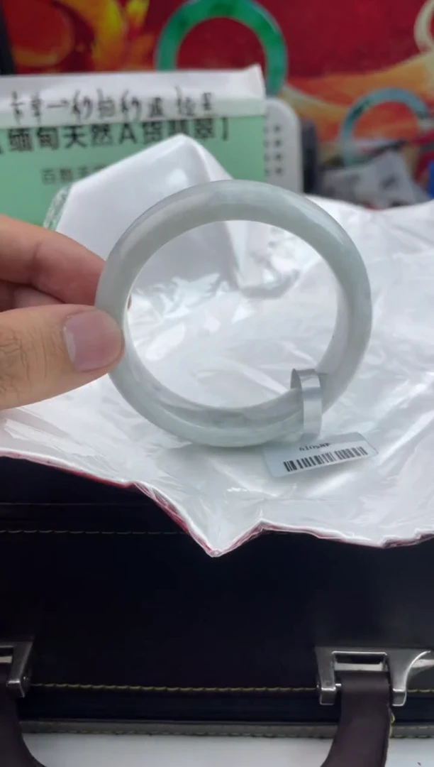 【闪购商品】翡翠手镯未镶嵌11翡翠手镯（微瑕）