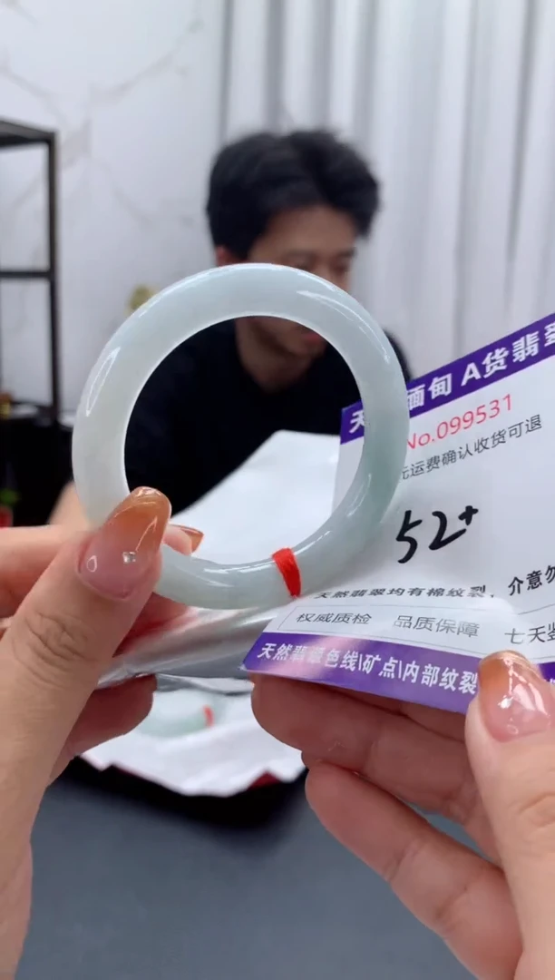 未镶嵌手镯翡翠有纹，完美者勿拍