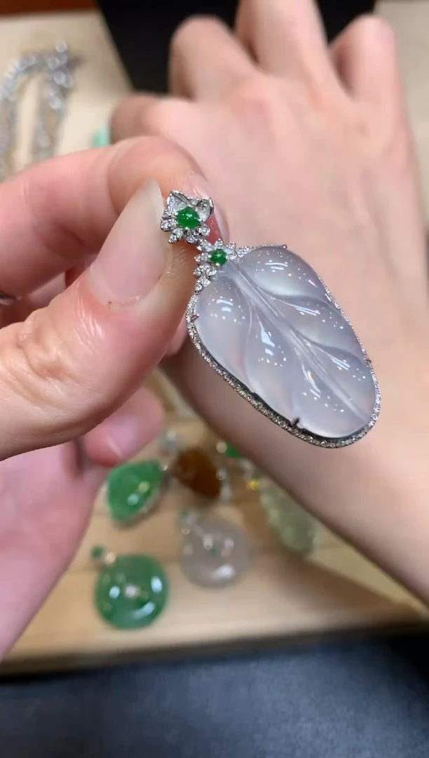 【闪购商品】翡翠颈饰18K金镶嵌叶子【无服务费】