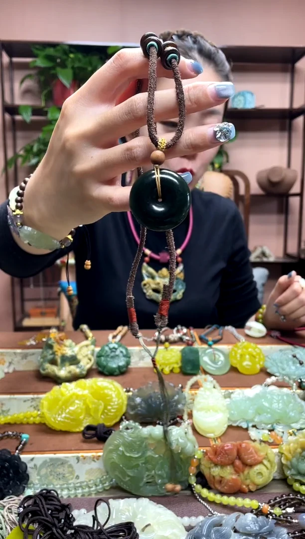 未镶嵌岫玉吊坠多样性发货发其中之一