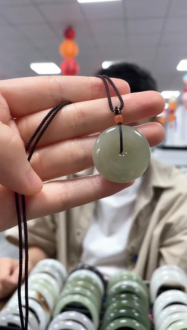 和田玉未镶嵌颈饰平安扣吊坠一件