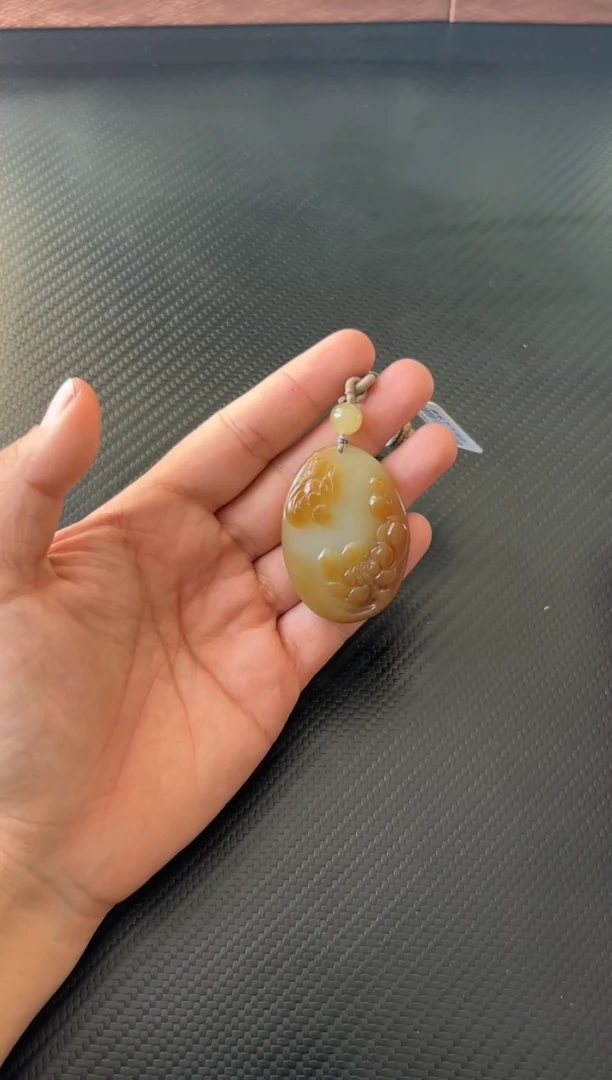 吊坠(赠链)未镶嵌和田玉且末微色差近矿吊坠