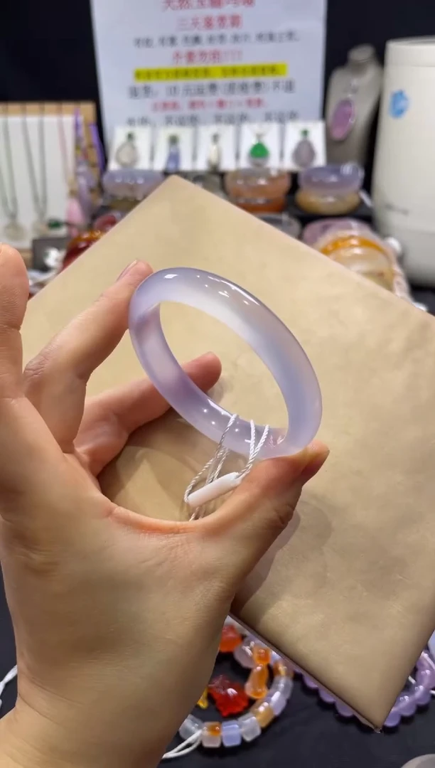 玛瑙/玉髓手镯未镶嵌不同角度不同光线色不同