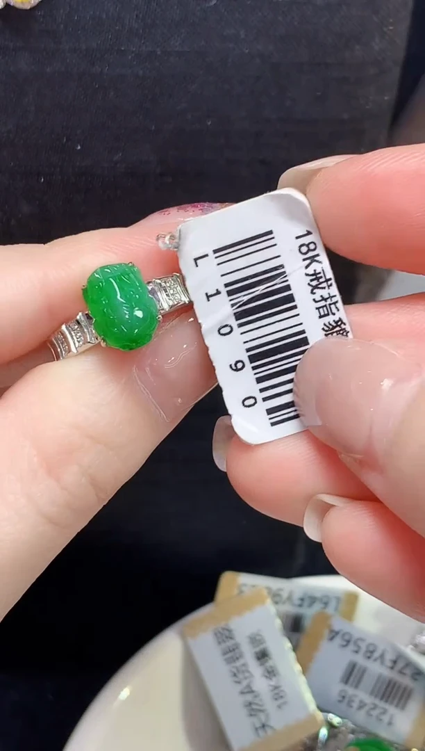 18K金镶嵌戒指翡翠L多样性发其一
