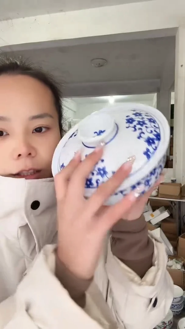 一个装的瓷器的东西一个装的瓷器的东西