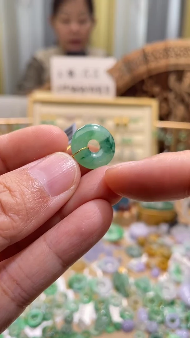 颈饰足金镶嵌翡翠甜甜圈