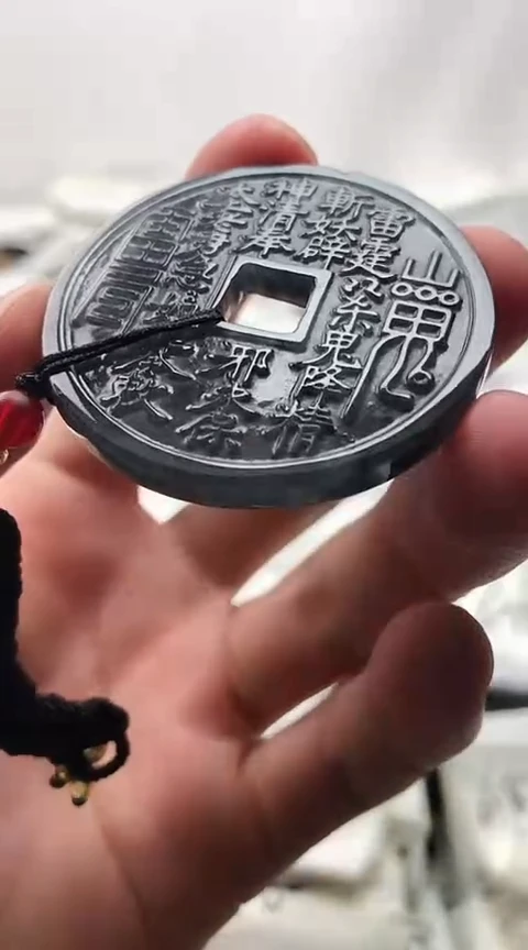 翡翠未镶嵌颈饰山鬼