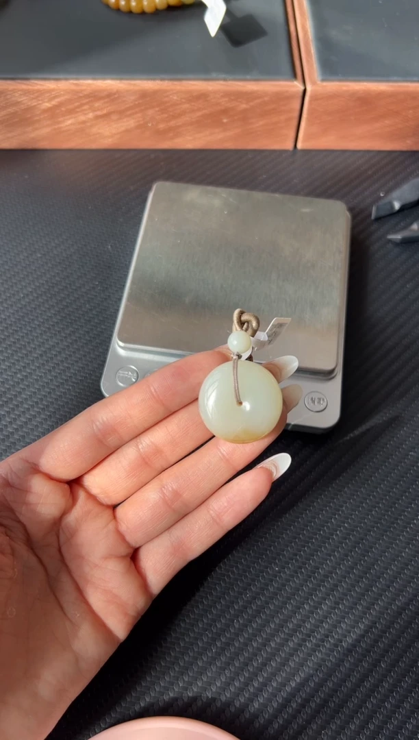 吊坠(赠链)未镶嵌和田玉小***湾且末微色差金山