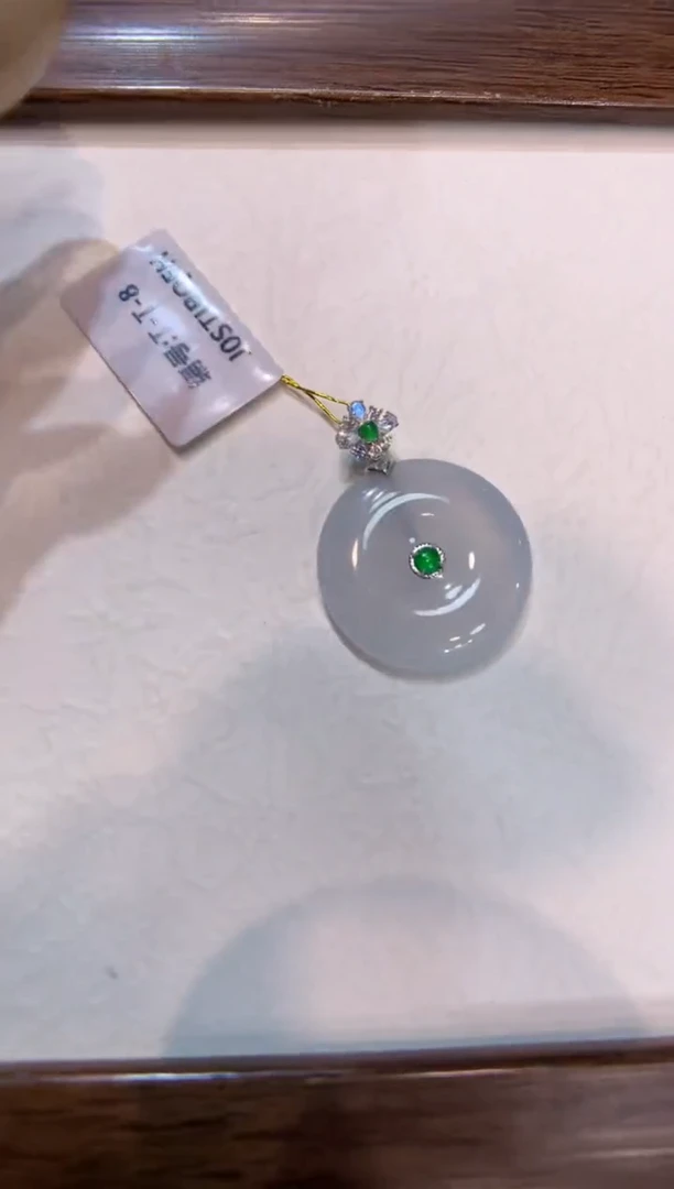 颈饰18K金镶嵌翡翠平安扣