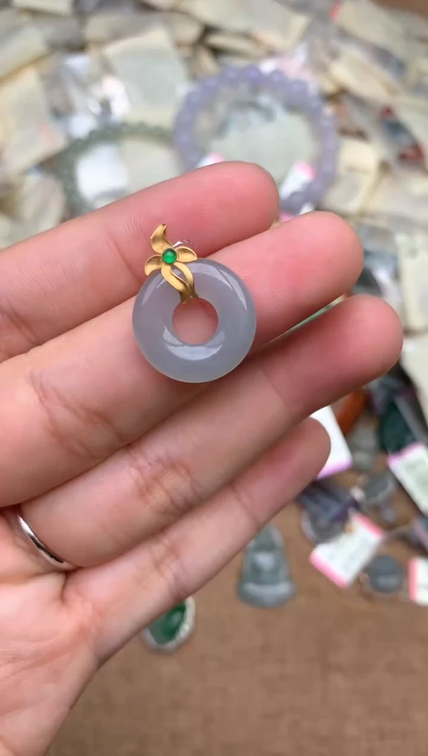 18K金镶嵌挂件翡翠一