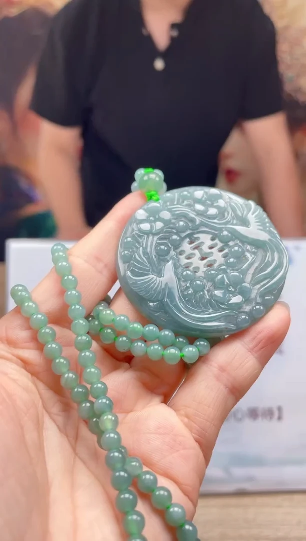 翡翠未镶嵌颈饰      *109