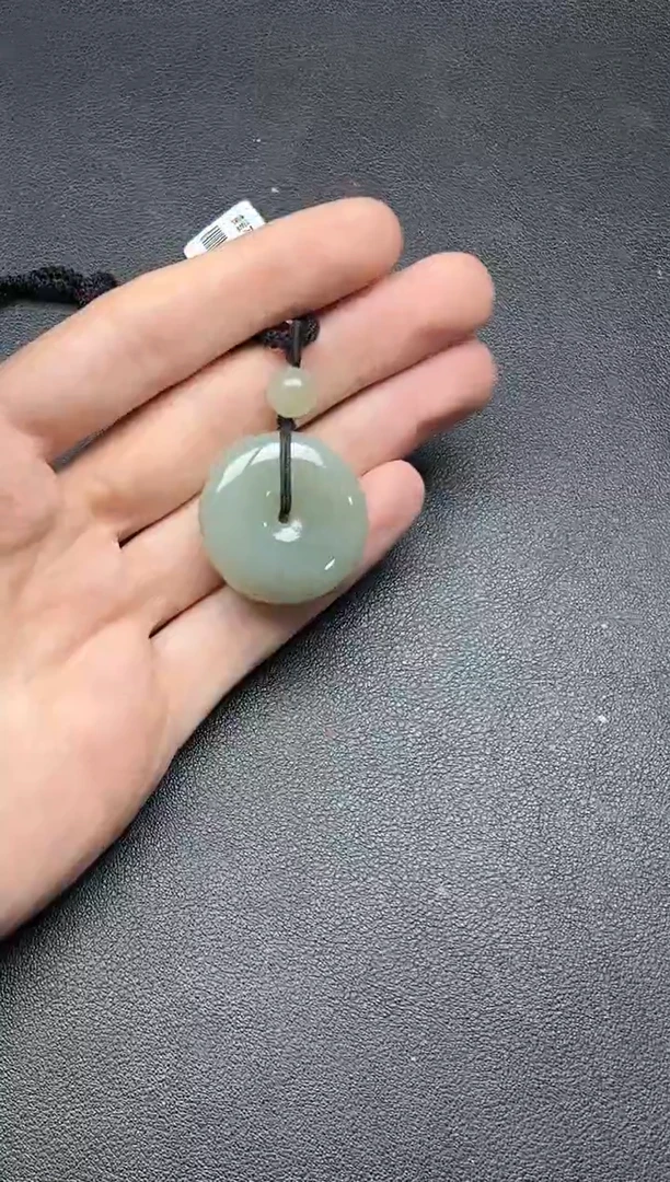 吊坠(赠链)未镶嵌和田玉且末微色差近矿平安扣