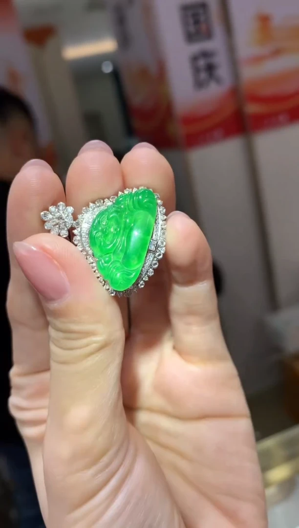 颈饰18K金镶嵌翡翠|不退不换