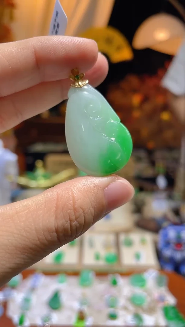 翡翠18K金镶嵌颈饰如意