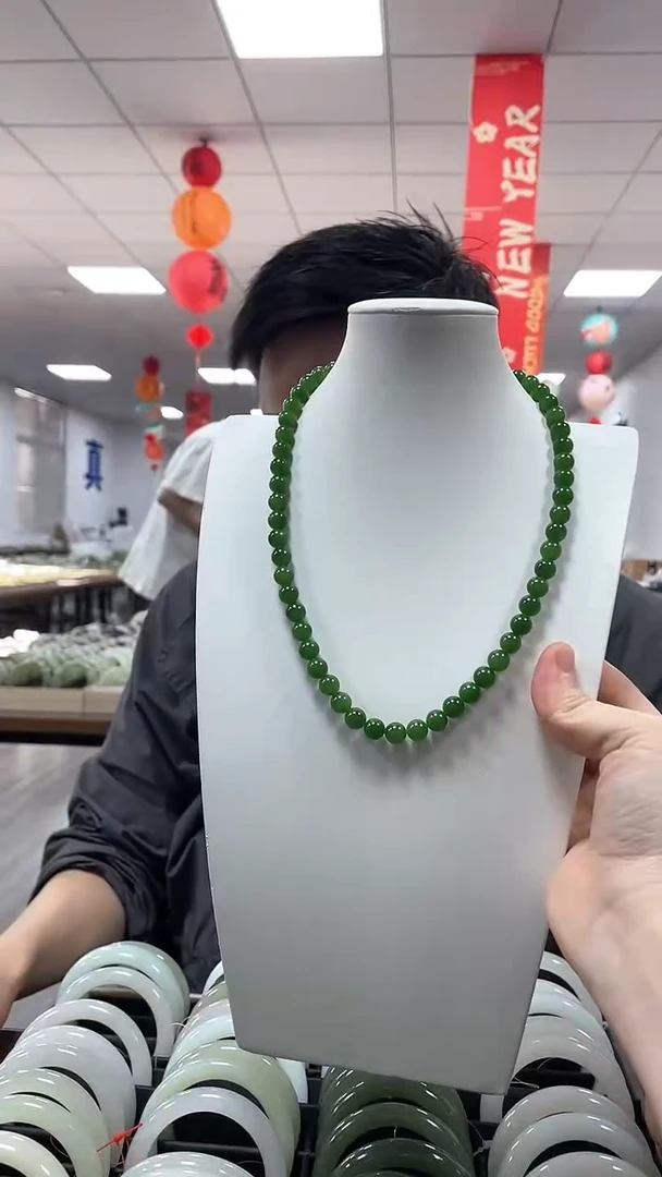 和田玉未镶嵌颈饰高品碧玉阳绿卡8项链一条