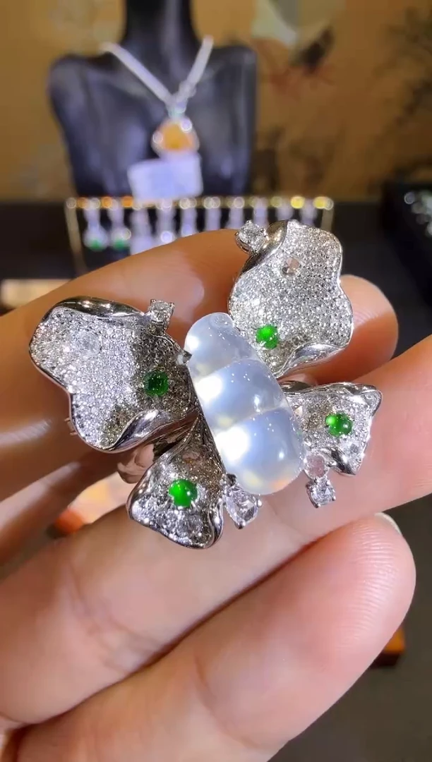 【闪购商品】翡翠戒指18K金镶嵌玻璃种极光白福豆戒指吊坠胸针三用