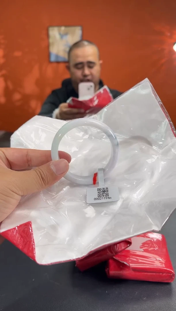 未镶嵌手镯翡翠8        圈口54