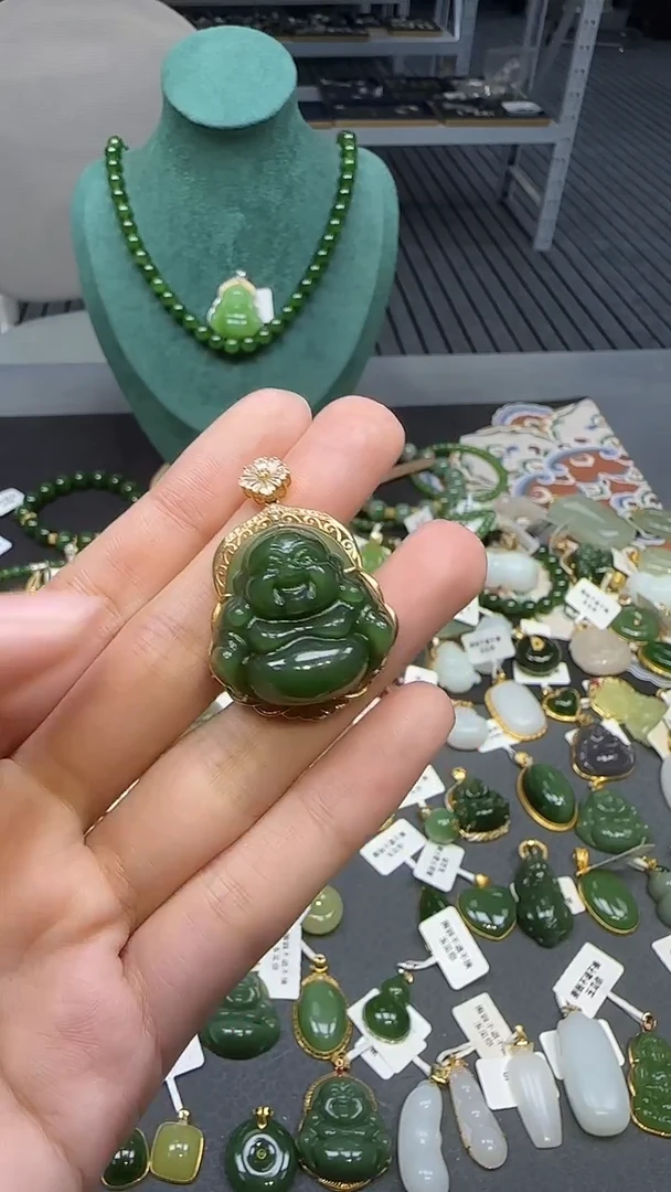 18K金镶嵌和田玉挂件1