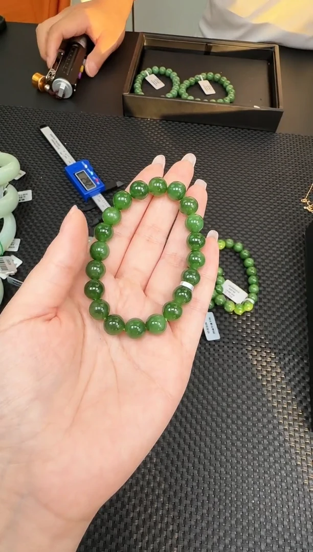 未镶嵌手串和田玉一条，约10mm，多样性发一件