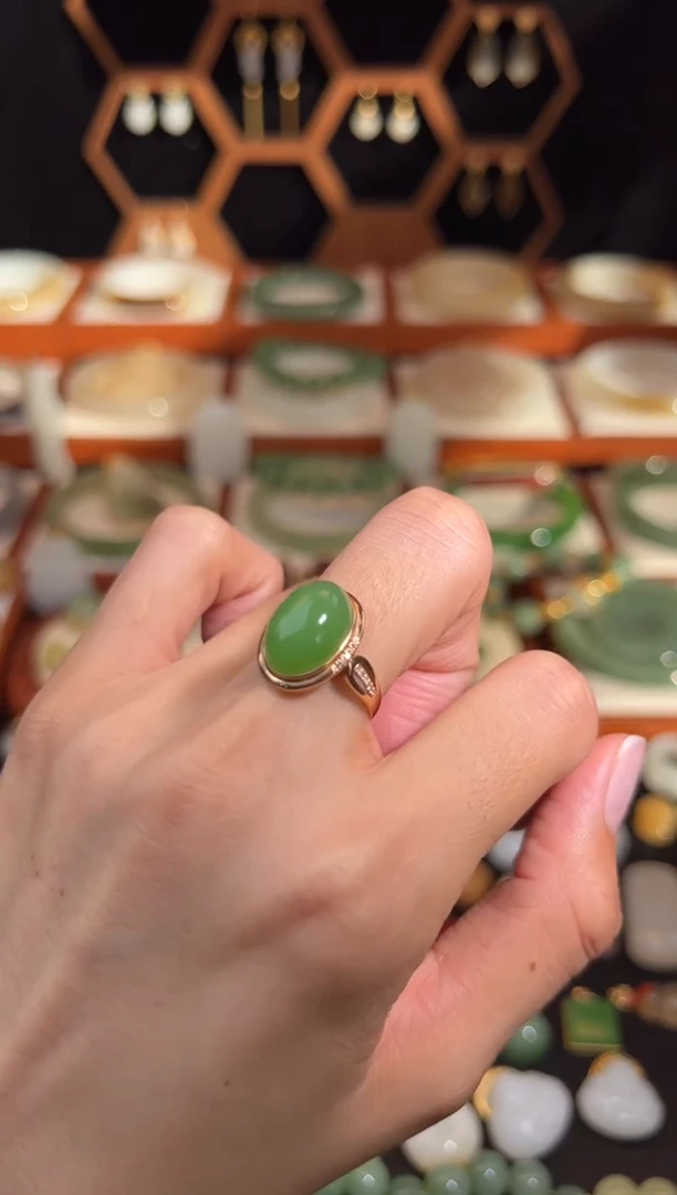 18K金镶嵌戒指和田玉放漏