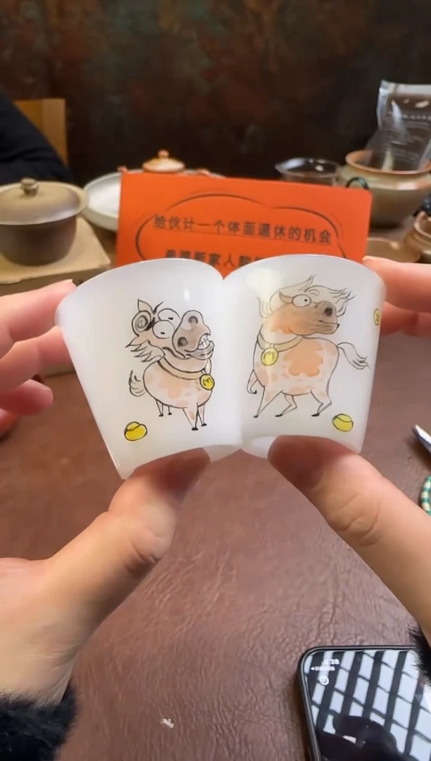 白皙玉泥马上有钱杯一对。。。。。。。。