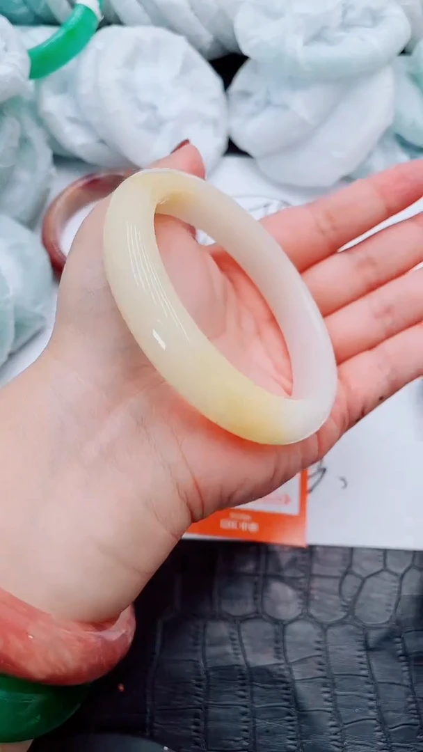 【闪购商品】石英质玉手镯未镶嵌S82-63-64